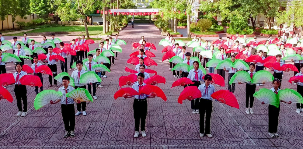 “Chiếu chèo” giữa sân trường THCS Duy Tân, thị xã Kinh Môn, tỉnh Hải Dương (16/03/2024)